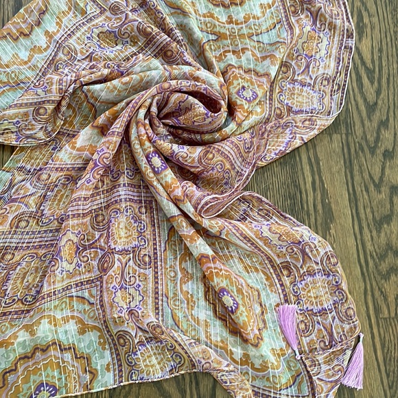 Tasseled scarf - Picture 2 of 6